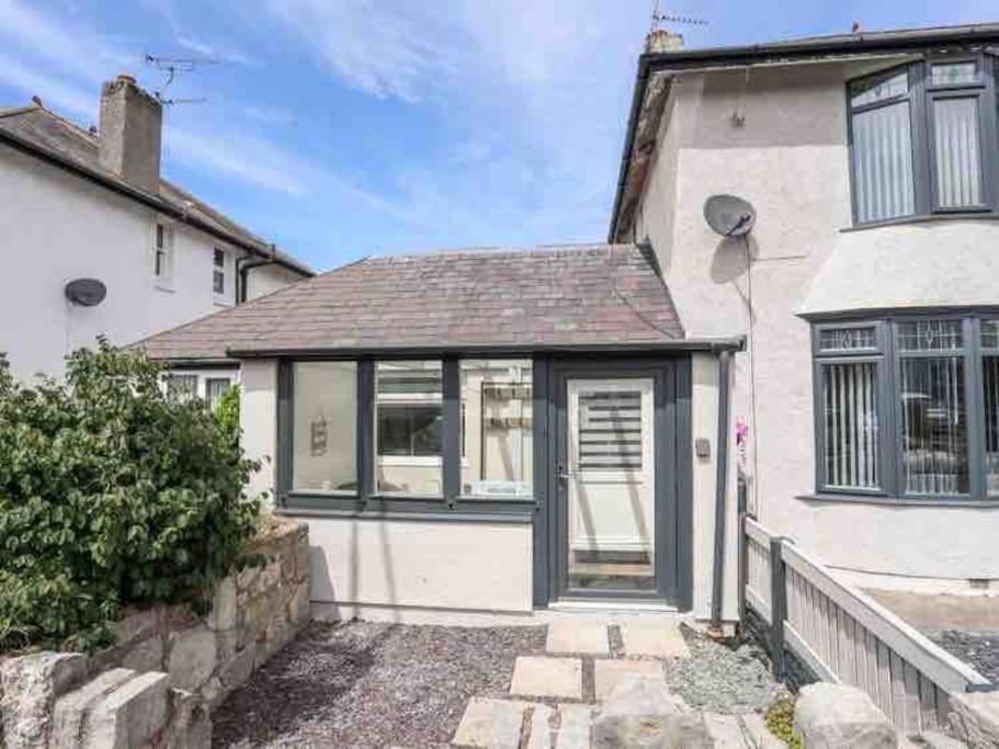 Beeches Bach, 1 Bedroom Cottage With Hot Tub Prestatyn Esterno foto