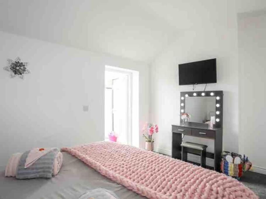 Beeches Bach, 1 Bedroom Cottage With Hot Tub Prestatyn Esterno foto