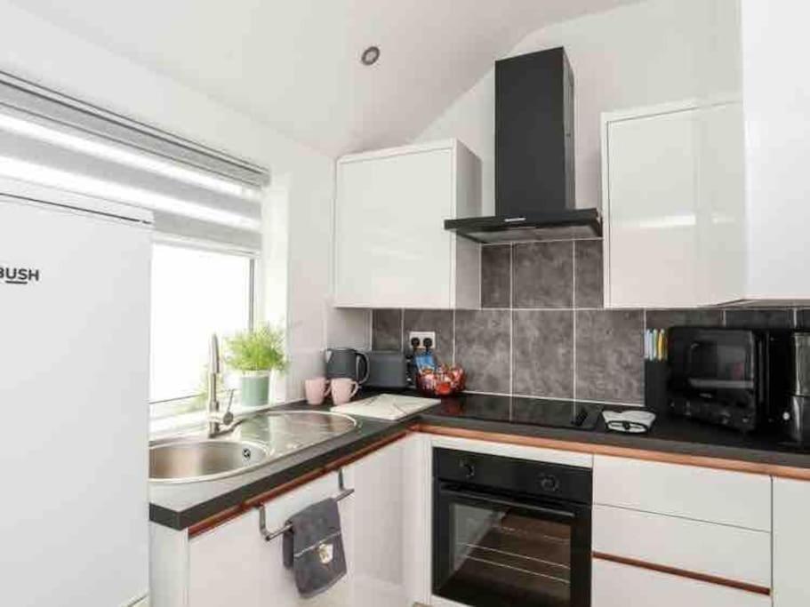 Beeches Bach, 1 Bedroom Cottage With Hot Tub Prestatyn Esterno foto