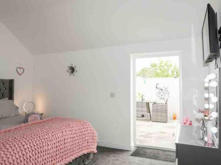 Beeches Bach, 1 Bedroom Cottage With Hot Tub Prestatyn Esterno foto