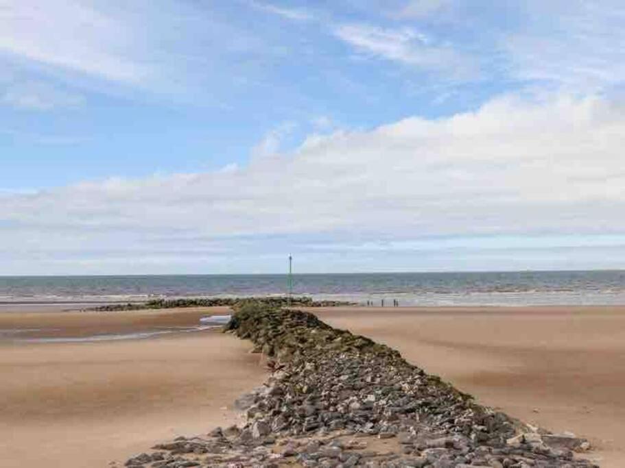 Beeches Bach, 1 Bedroom Cottage With Hot Tub Prestatyn Esterno foto